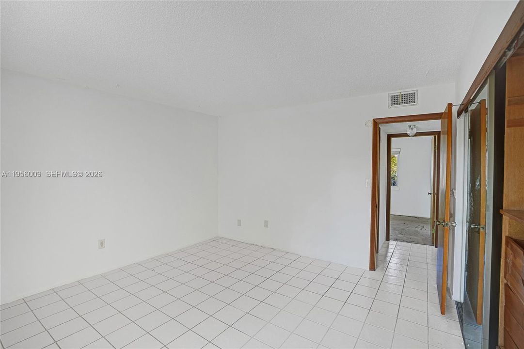 最近售出: $175,000 (2 贝兹, 1 浴室, 900 平方英尺)