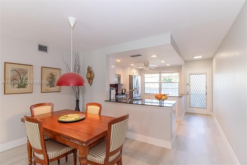 For Sale: $185,000 (2 beds, 2 baths, 1156 Square Feet)