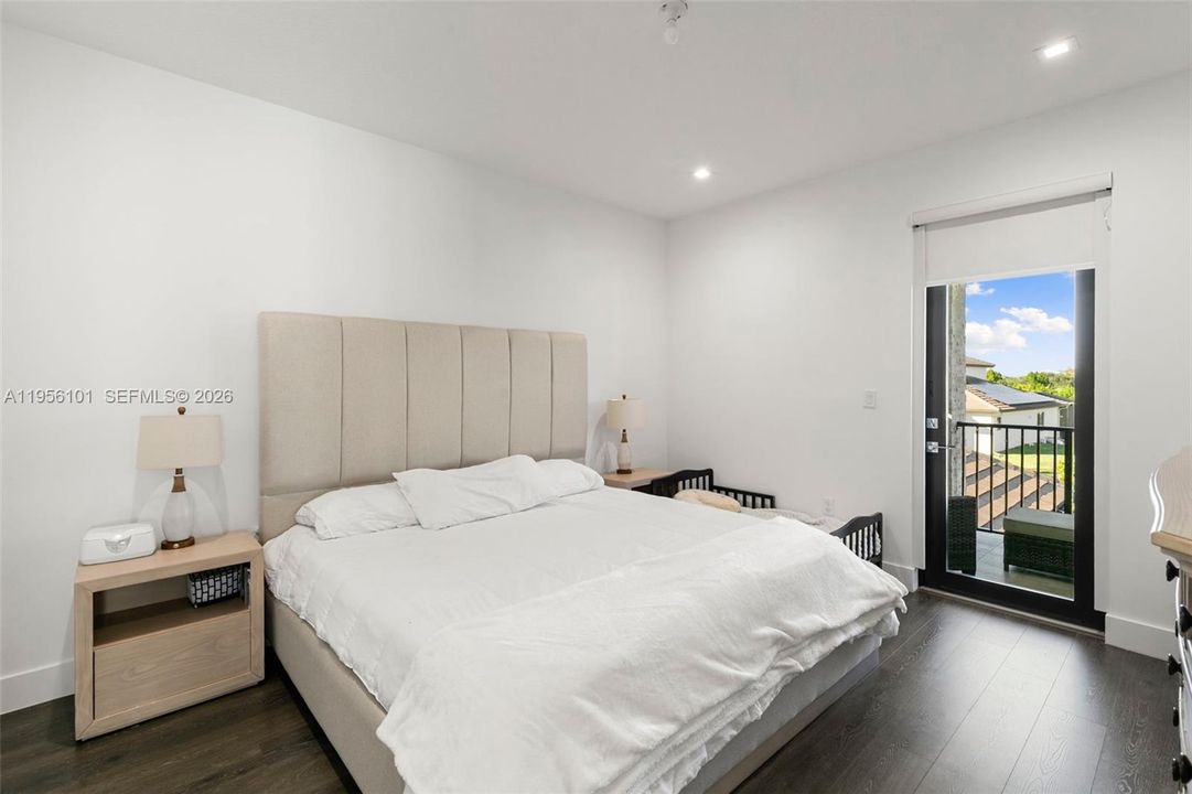 В аренду: $4,500 (5 спален, 3 ванн, 3757 Квадратных фут)