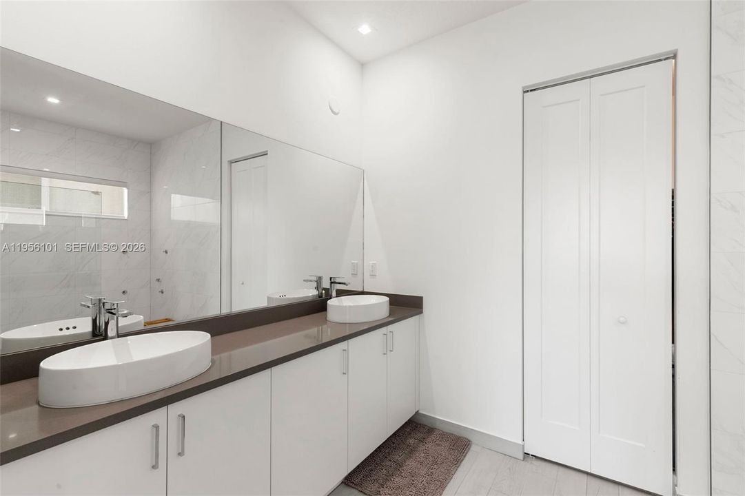 В аренду: $4,500 (5 спален, 3 ванн, 3757 Квадратных фут)