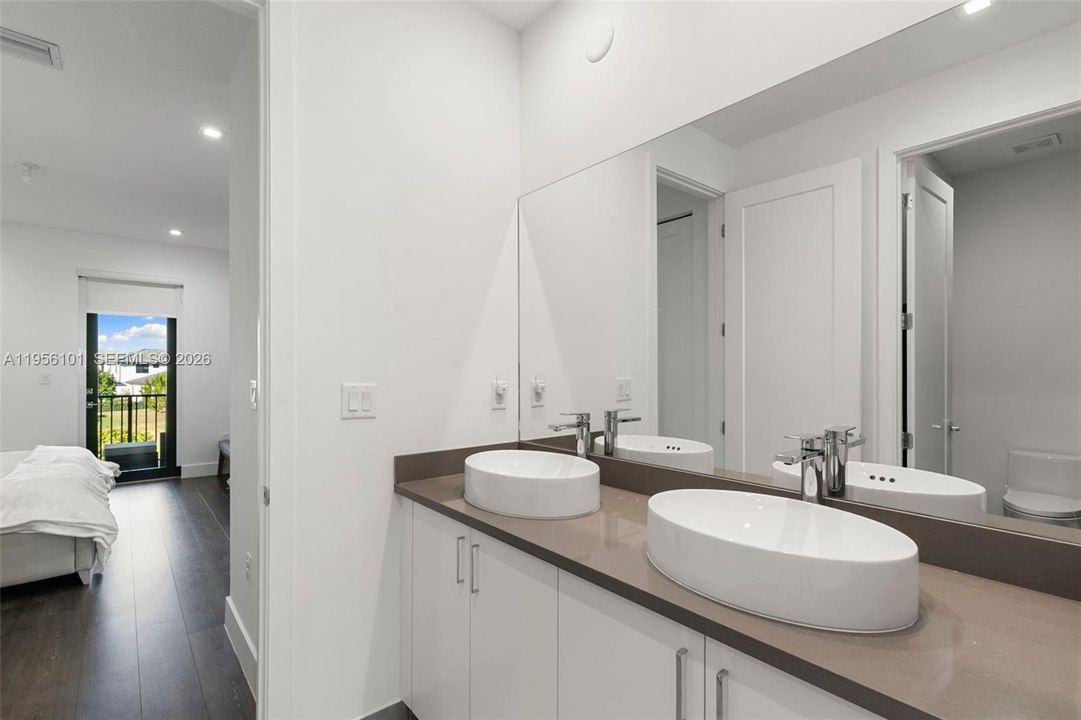 В аренду: $4,500 (5 спален, 3 ванн, 3757 Квадратных фут)