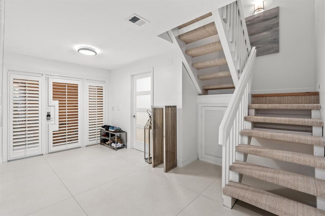 mls_FOYER_ANGLE_DT