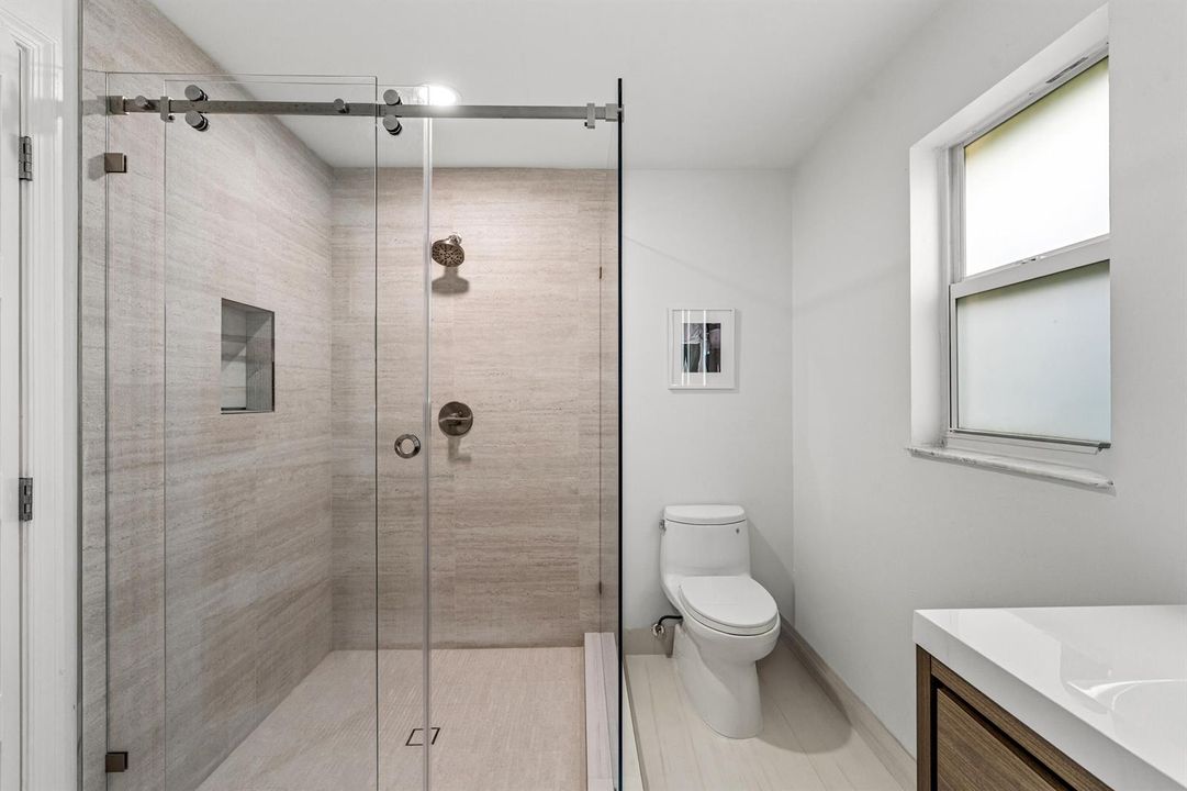 mls_PRIMARY_BATHROOM_STRAIGHT_DT