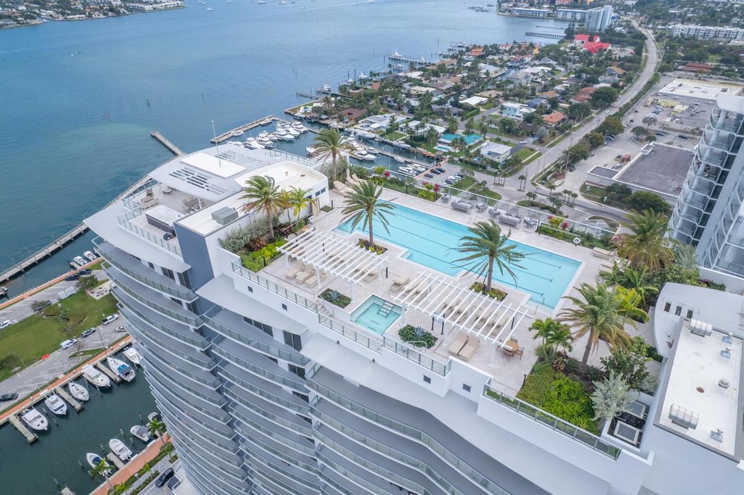 Nautilus 220 Rooftop Pool!
