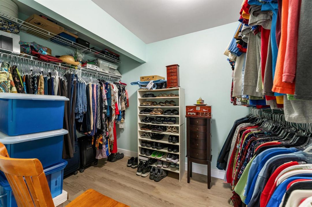 Master Room Walking Closet