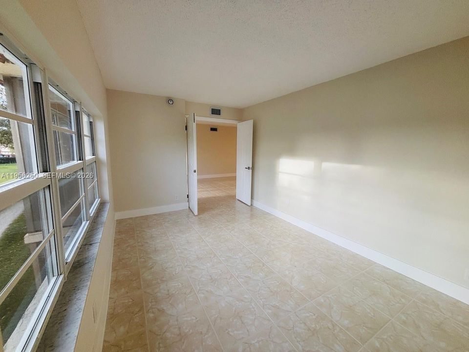 For Sale: $125,000 (2 beds, 1 baths, 1050 Square Feet)
