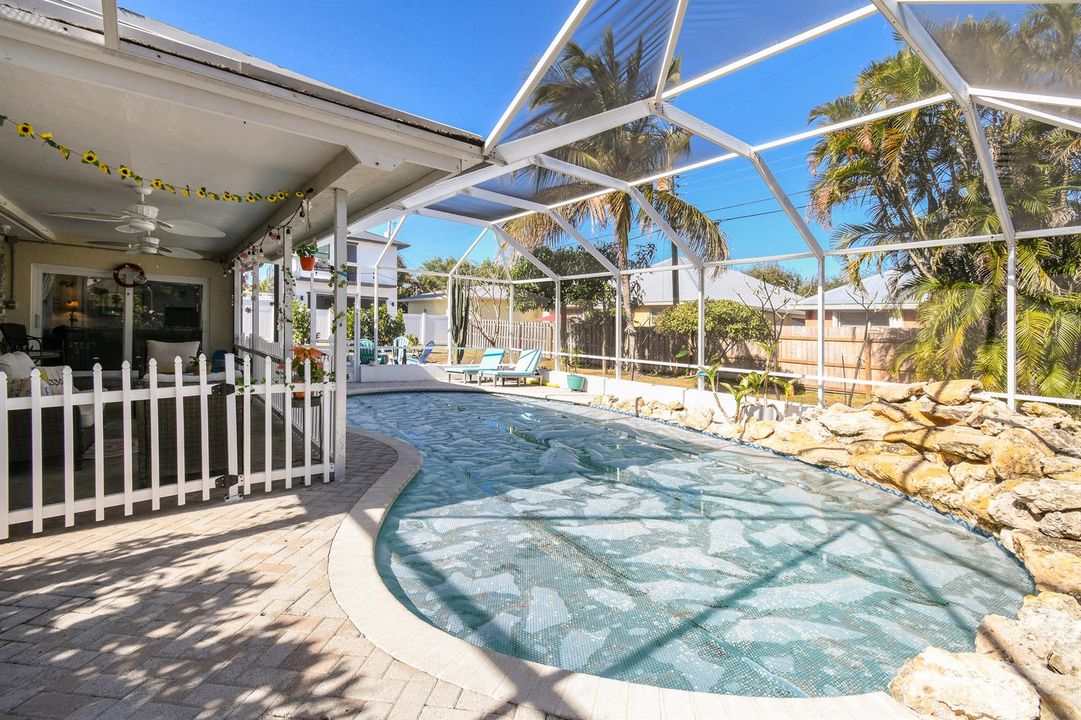 Large screened lania and pool