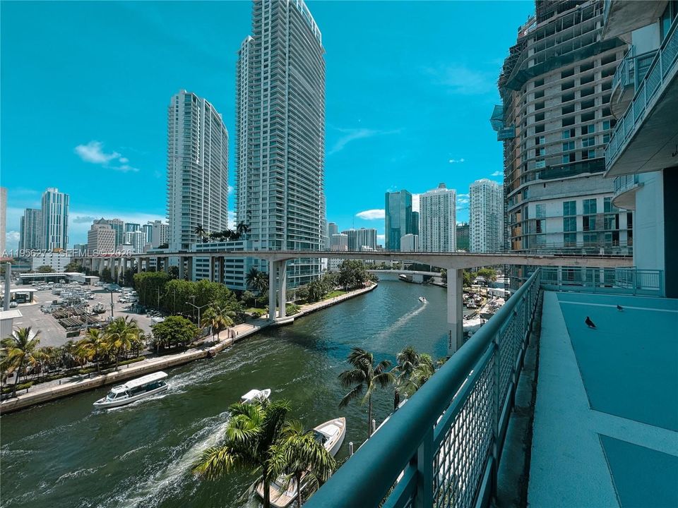 For Sale: $465,000 (2 beds, 2 baths, 1113 Square Feet)