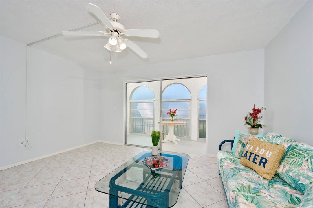 835 712 Living Area 01