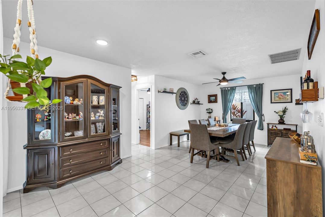 LARGE DINING AREA, PERFECT FOR ENTERTAINING!