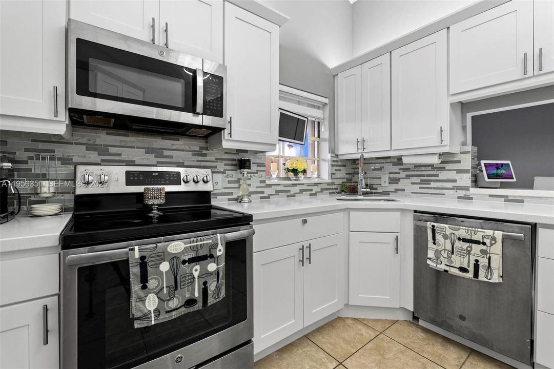 Active With Contract: $569,900 (3 beds, 2 baths, 1464 Square Feet)