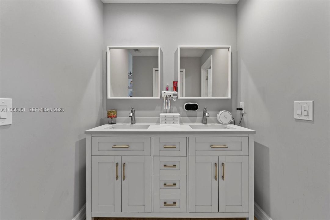 Active With Contract: $569,900 (3 beds, 2 baths, 1464 Square Feet)