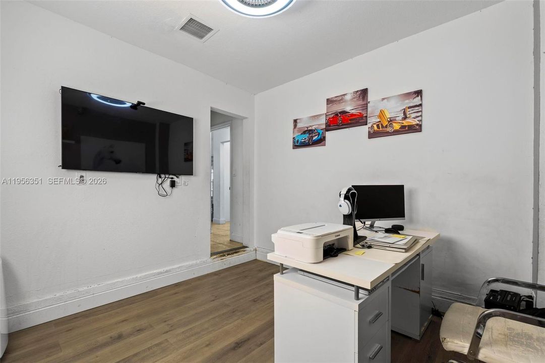 Active With Contract: $569,900 (3 beds, 2 baths, 1464 Square Feet)