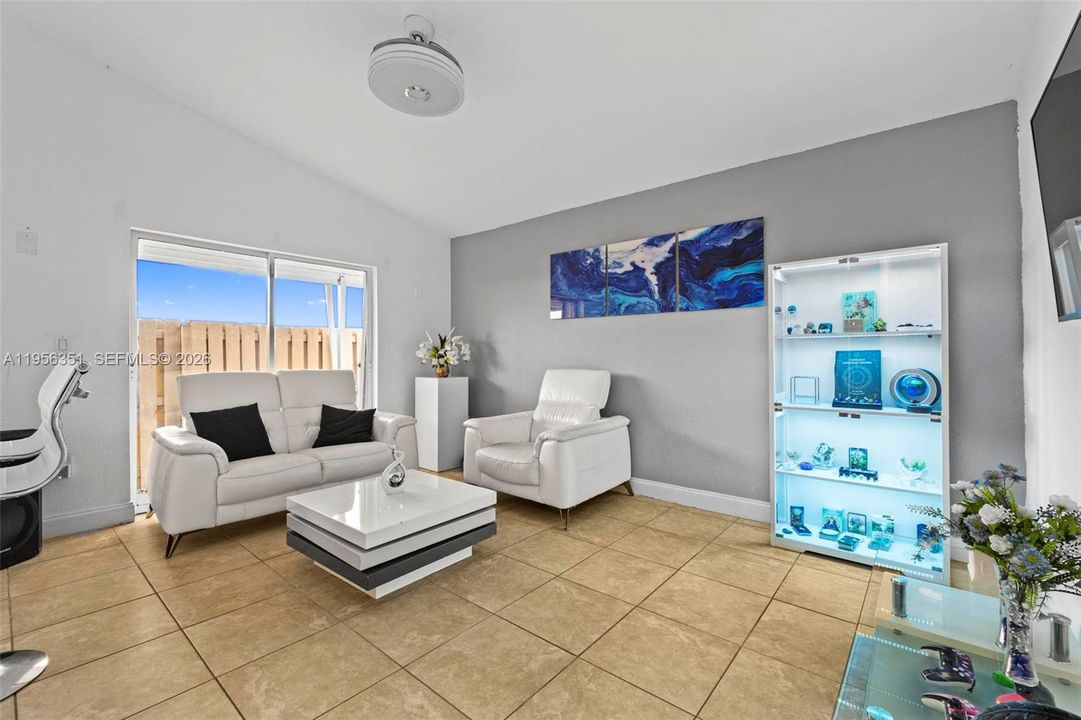 Active With Contract: $569,900 (3 beds, 2 baths, 1464 Square Feet)