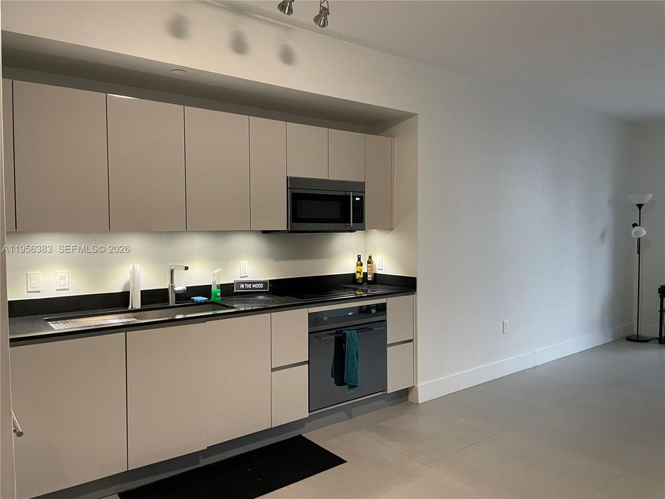 For Sale: $670,000 (1 beds, 1 baths, 759 Square Feet)