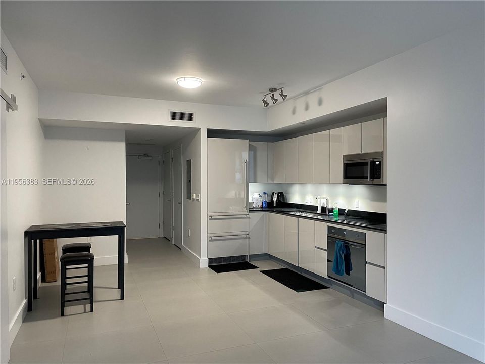For Sale: $670,000 (1 beds, 1 baths, 759 Square Feet)