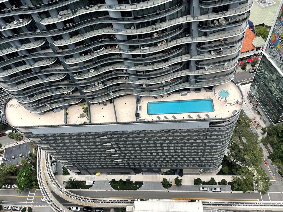 For Sale: $670,000 (1 beds, 1 baths, 759 Square Feet)