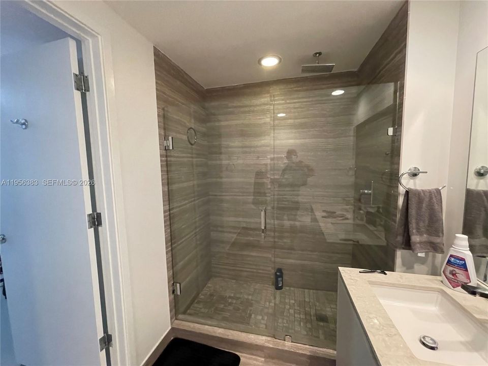 For Sale: $670,000 (1 beds, 1 baths, 759 Square Feet)