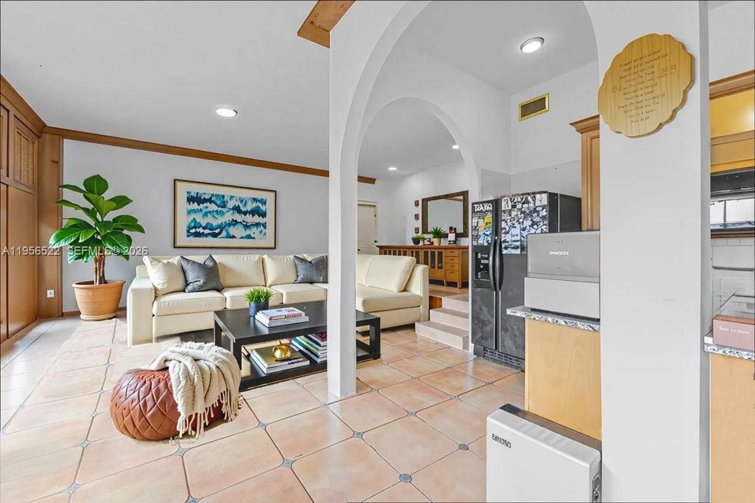 Под контрактом: $215,000 (2 спален, 2 ванн, 1200 Квадратных фут)