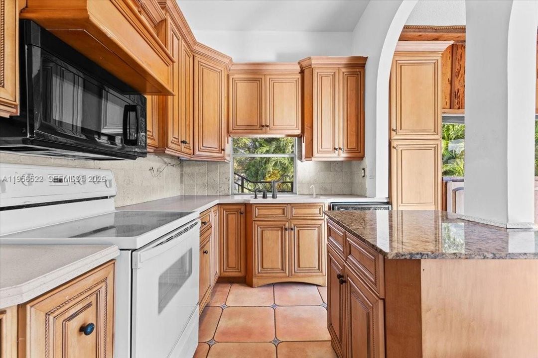 Под контрактом: $215,000 (2 спален, 2 ванн, 1200 Квадратных фут)