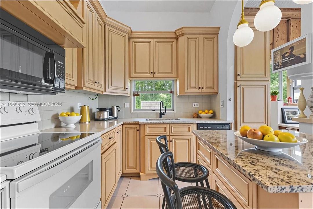 Под контрактом: $215,000 (2 спален, 2 ванн, 1200 Квадратных фут)