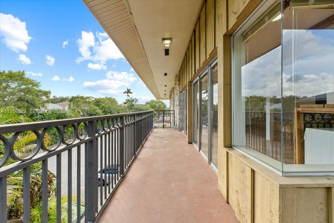 Под контрактом: $215,000 (2 спален, 2 ванн, 1200 Квадратных фут)