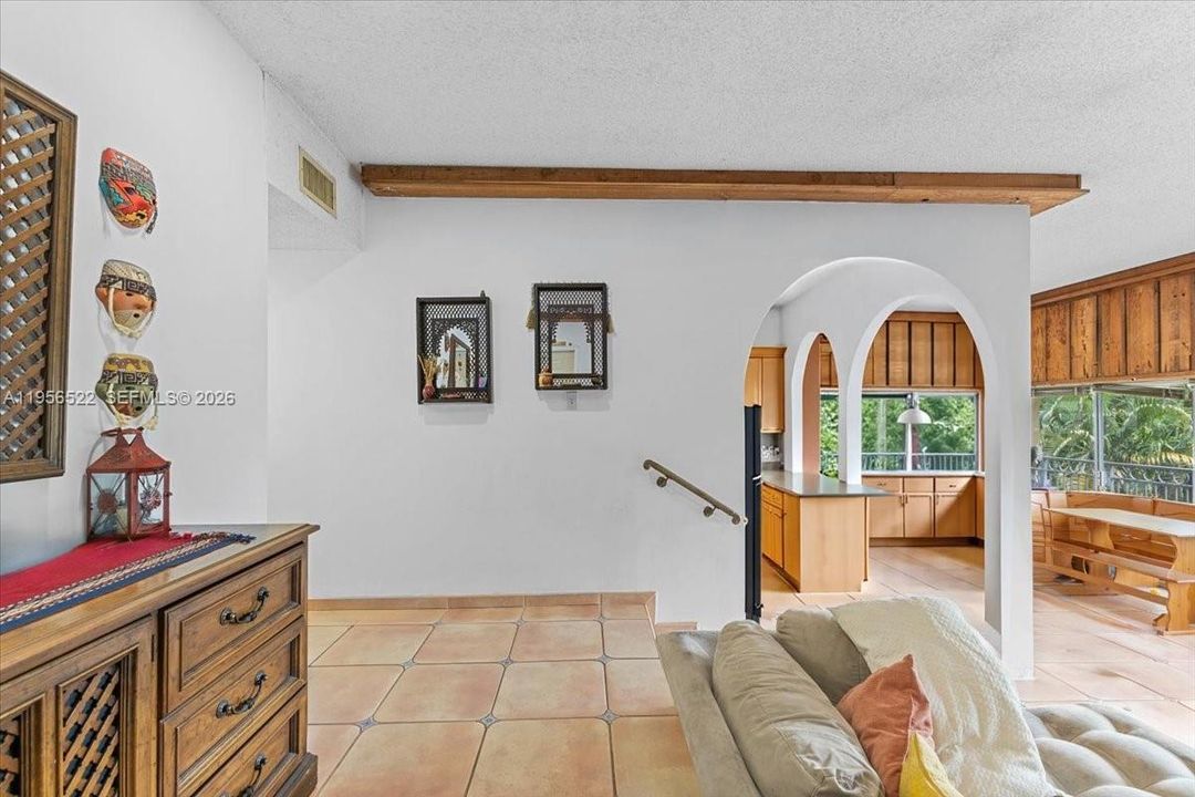 Под контрактом: $215,000 (2 спален, 2 ванн, 1200 Квадратных фут)