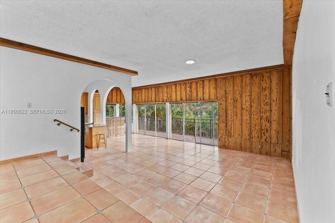 Под контрактом: $215,000 (2 спален, 2 ванн, 1200 Квадратных фут)