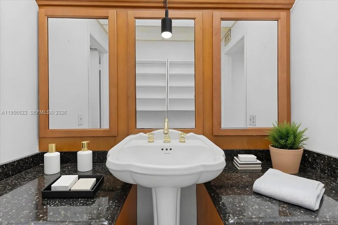 Под контрактом: $215,000 (2 спален, 2 ванн, 1200 Квадратных фут)