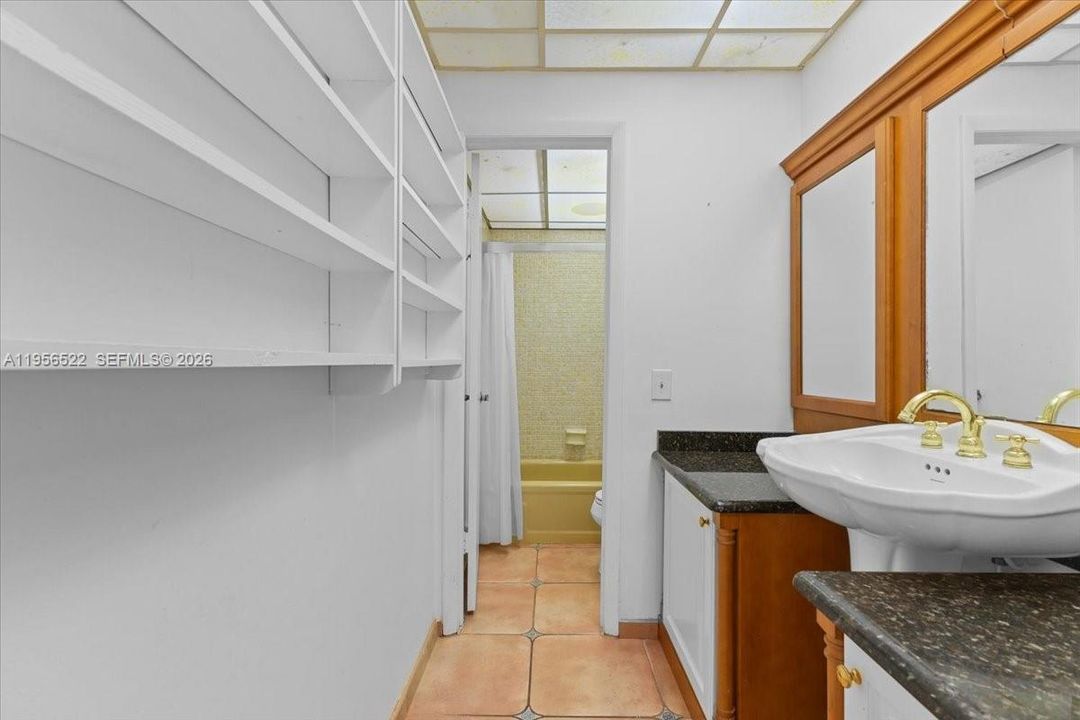 Под контрактом: $215,000 (2 спален, 2 ванн, 1200 Квадратных фут)