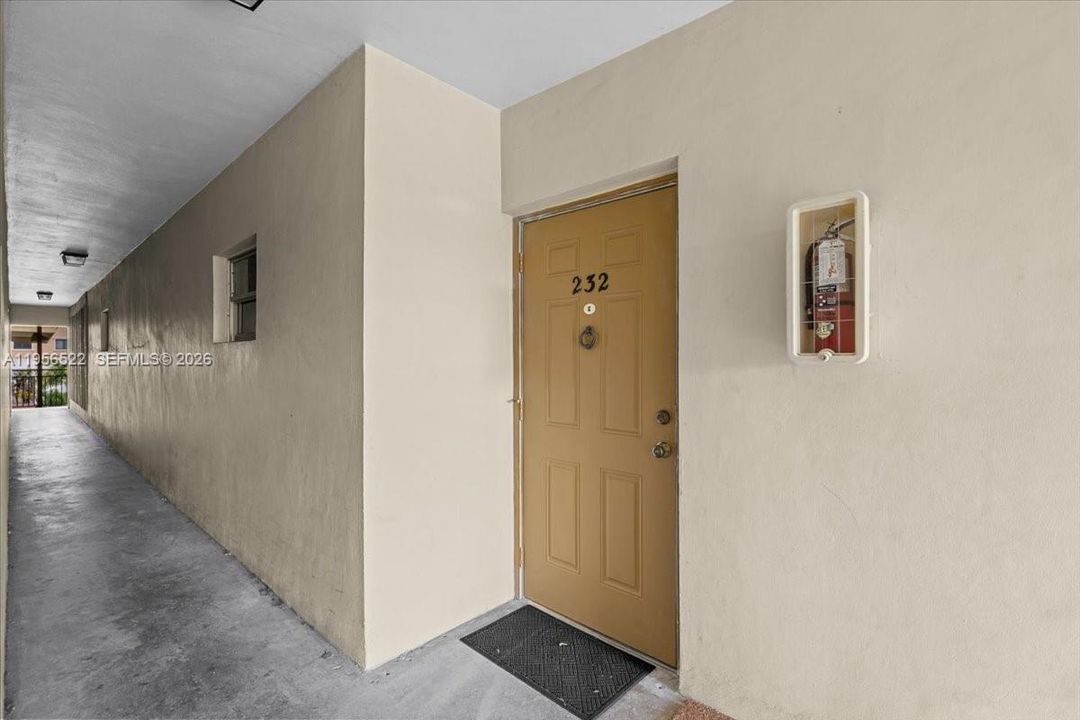 Под контрактом: $215,000 (2 спален, 2 ванн, 1200 Квадратных фут)