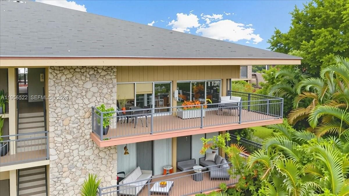 Под контрактом: $215,000 (2 спален, 2 ванн, 1200 Квадратных фут)