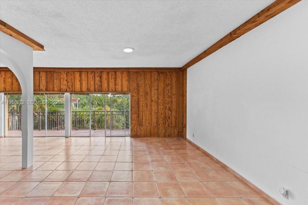 Под контрактом: $215,000 (2 спален, 2 ванн, 1200 Квадратных фут)