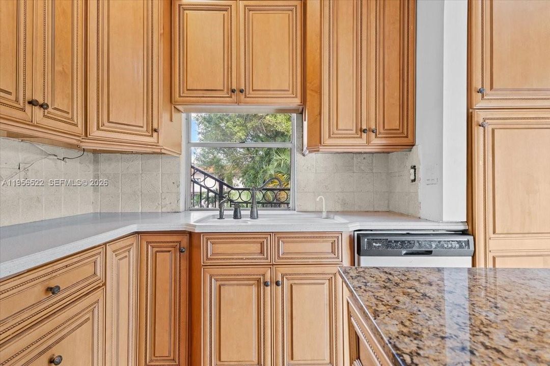 Под контрактом: $215,000 (2 спален, 2 ванн, 1200 Квадратных фут)