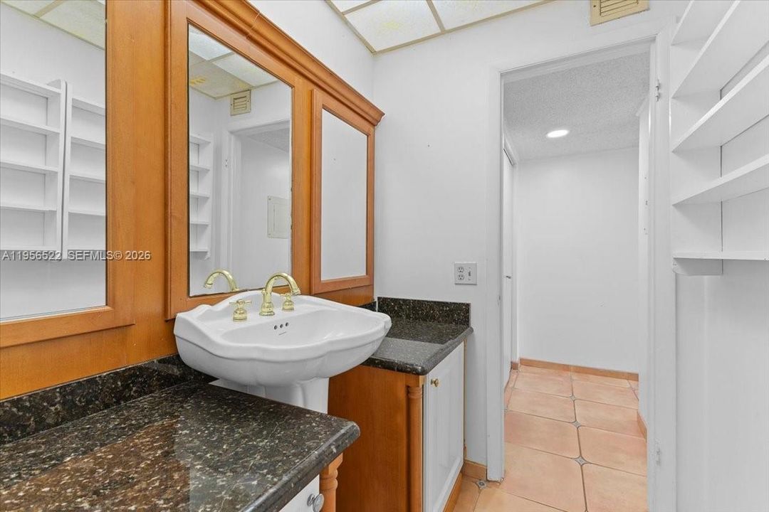 Под контрактом: $215,000 (2 спален, 2 ванн, 1200 Квадратных фут)