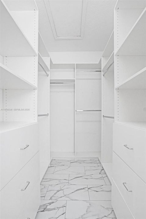 合同活跃: $3,950 (3 贝兹, 2 浴室, 2136 平方英尺)