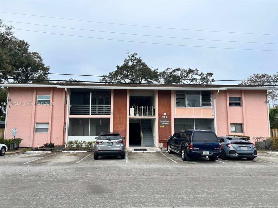 For Sale: $230,000 (2 beds, 2 baths, 888 Square Feet)