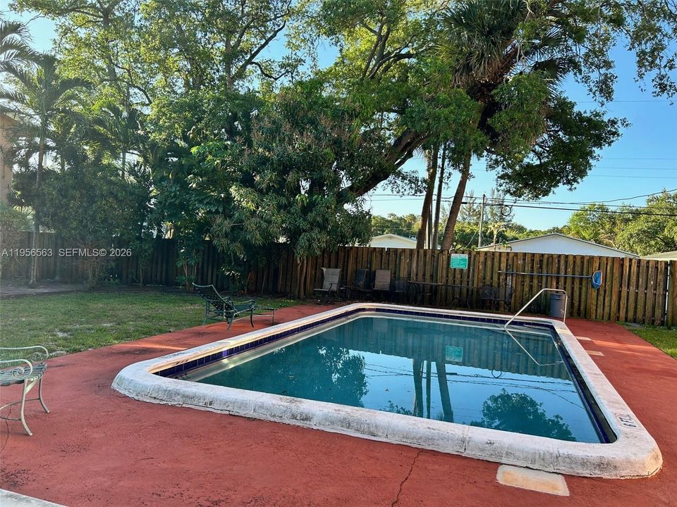 For Sale: $230,000 (2 beds, 2 baths, 888 Square Feet)
