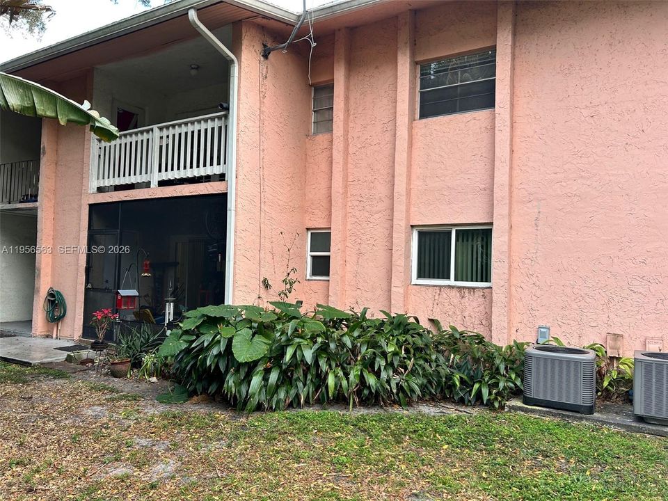 For Sale: $230,000 (2 beds, 2 baths, 888 Square Feet)