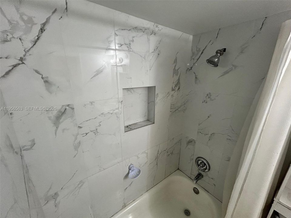 For Sale: $230,000 (2 beds, 2 baths, 888 Square Feet)