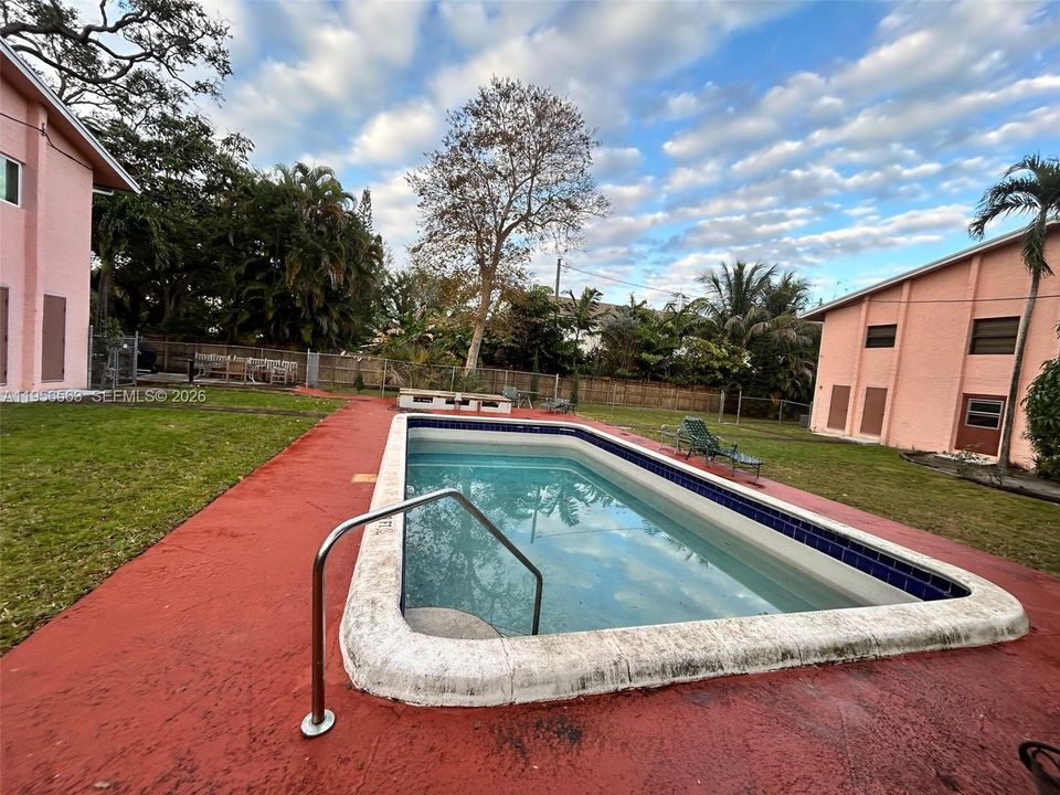 For Sale: $230,000 (2 beds, 2 baths, 888 Square Feet)
