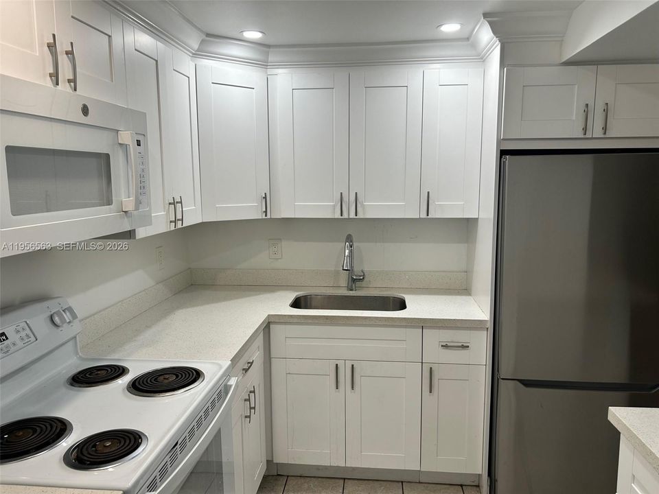 For Sale: $230,000 (2 beds, 2 baths, 888 Square Feet)