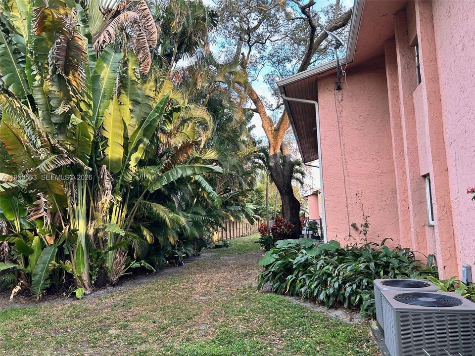 For Sale: $230,000 (2 beds, 2 baths, 888 Square Feet)