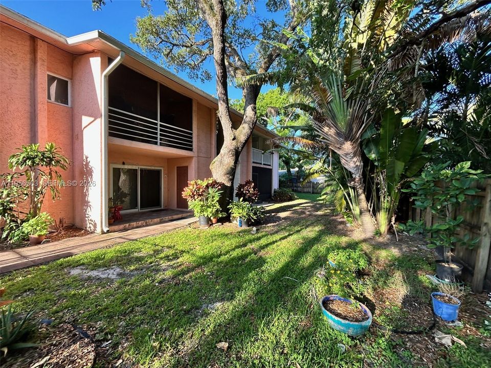 For Sale: $230,000 (2 beds, 2 baths, 888 Square Feet)