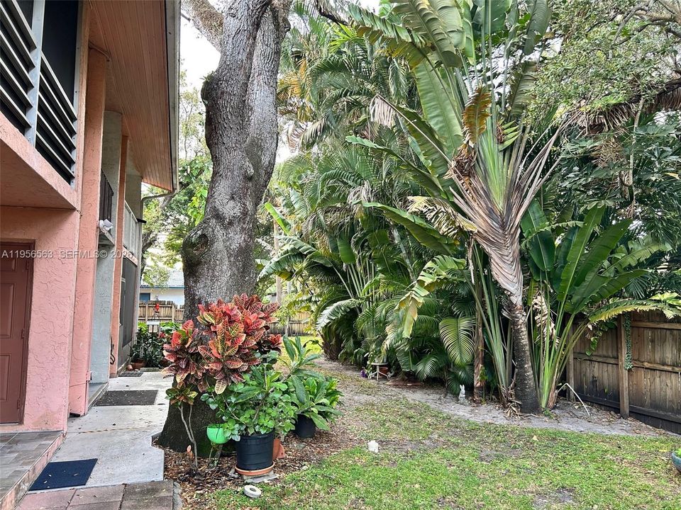 For Sale: $230,000 (2 beds, 2 baths, 888 Square Feet)