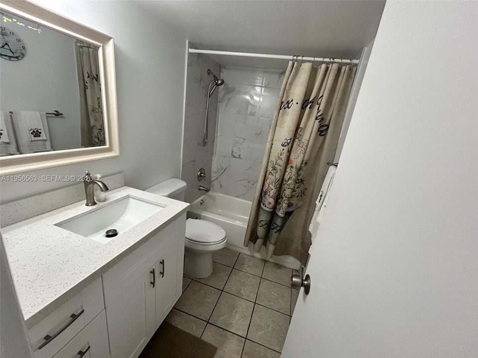 For Sale: $230,000 (2 beds, 2 baths, 888 Square Feet)