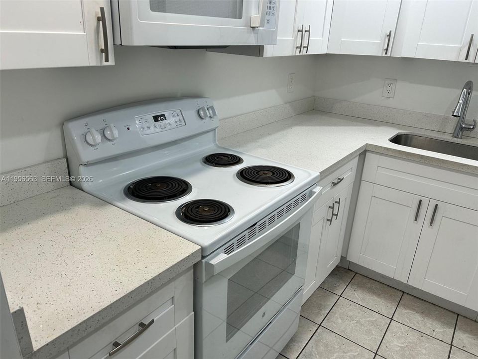 For Sale: $230,000 (2 beds, 2 baths, 888 Square Feet)