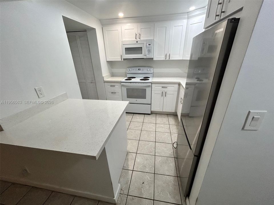 For Sale: $230,000 (2 beds, 2 baths, 888 Square Feet)