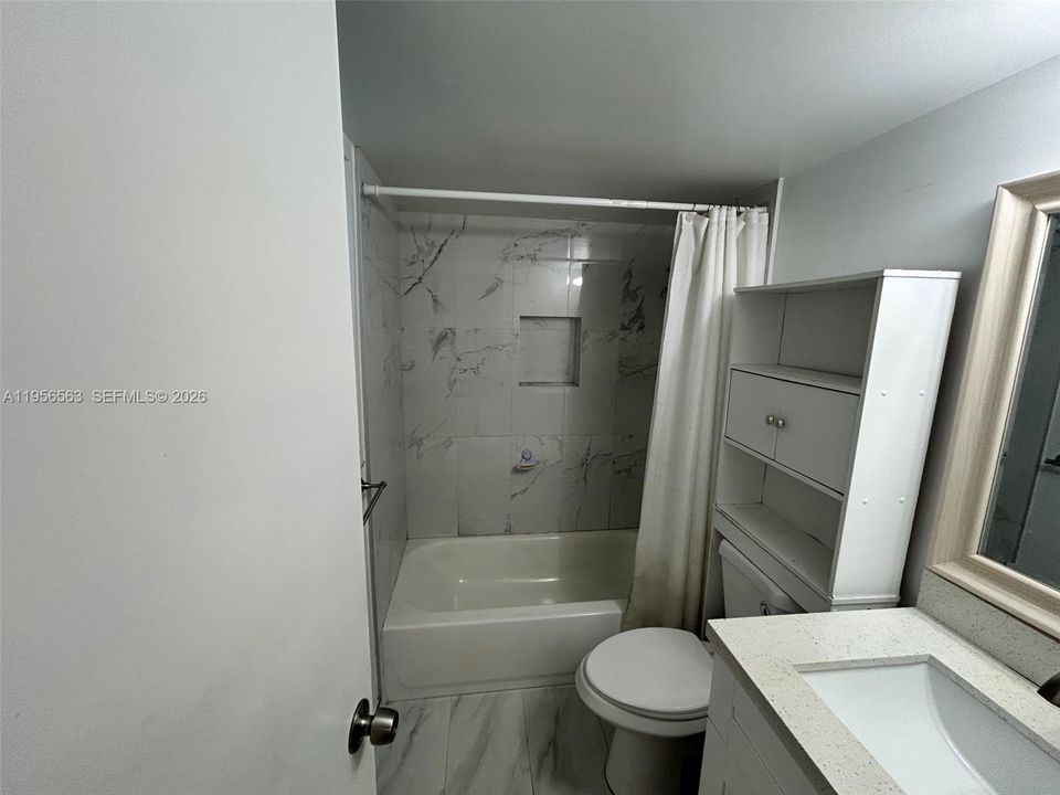 For Sale: $230,000 (2 beds, 2 baths, 888 Square Feet)