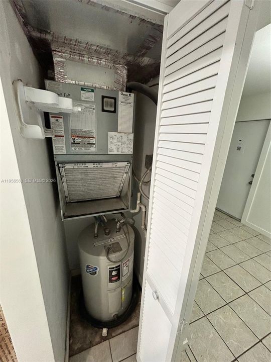 For Sale: $230,000 (2 beds, 2 baths, 888 Square Feet)